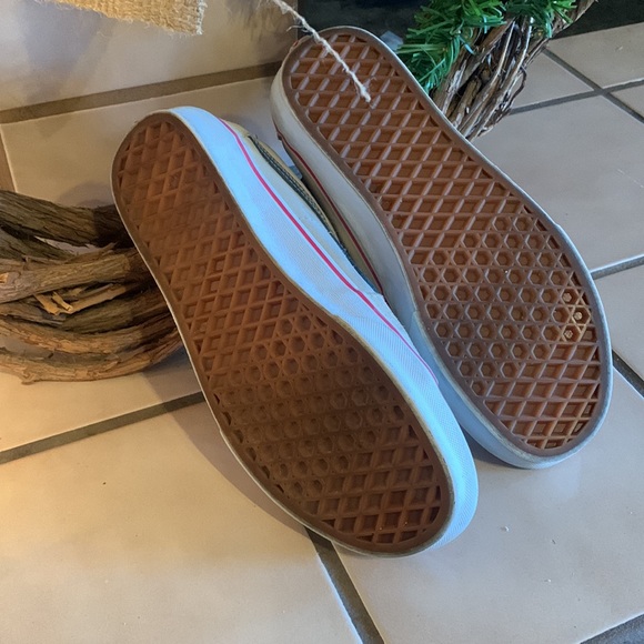 Cream Color Vans with blue/red sz 6.0 in men’s and 7.5 in women’s - Picture 9 of 9